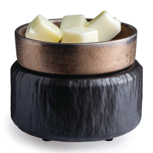 Primitive Black 2-in-1 Geurwarmer met bronskleurige schaal en witte wax melts. Ruwe, zwarte keramische textuur.