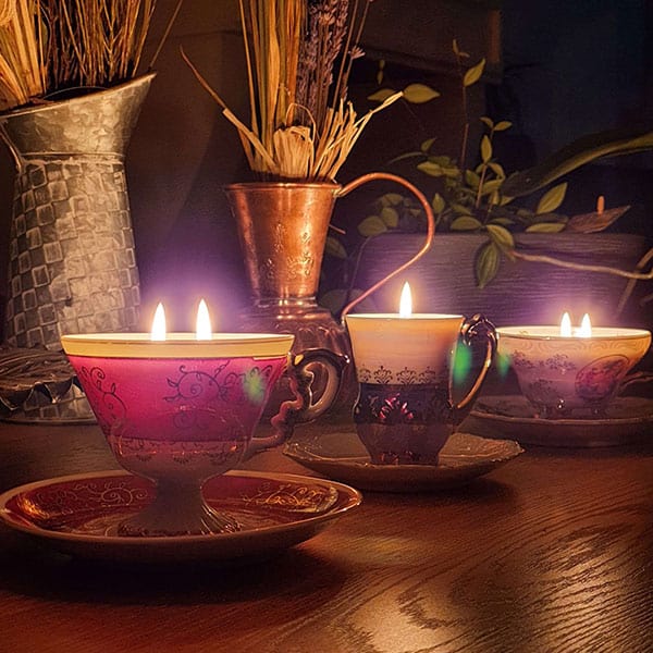 Handgemaakte keramieken geurkaars van soja-kokos wax in uniek kopje – KaarsCadeau