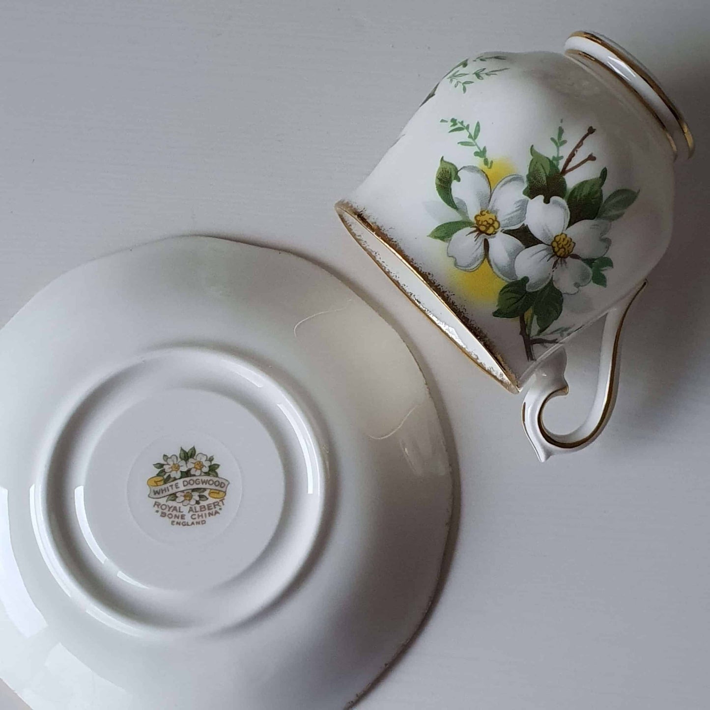 Geurkaarsen gegoten in Royal Albert White Dogwood