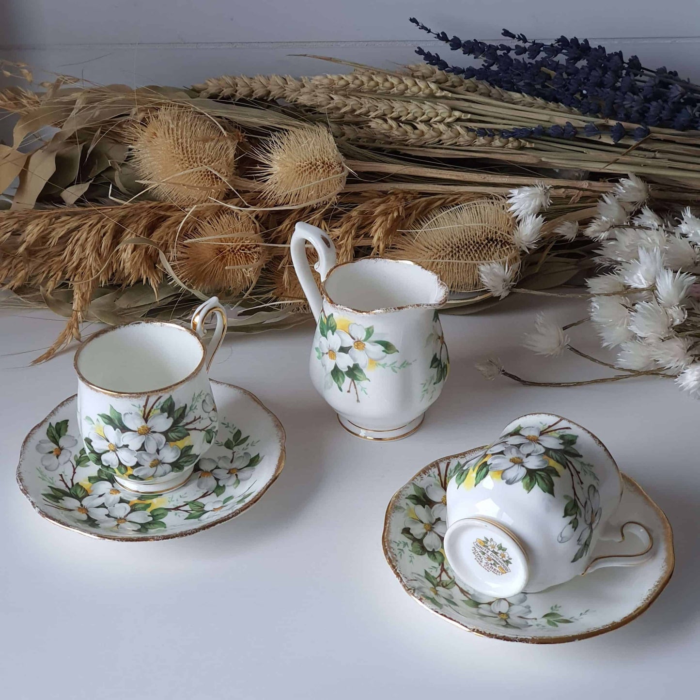 Geurkaarsen gegoten in Royal Albert White Dogwood