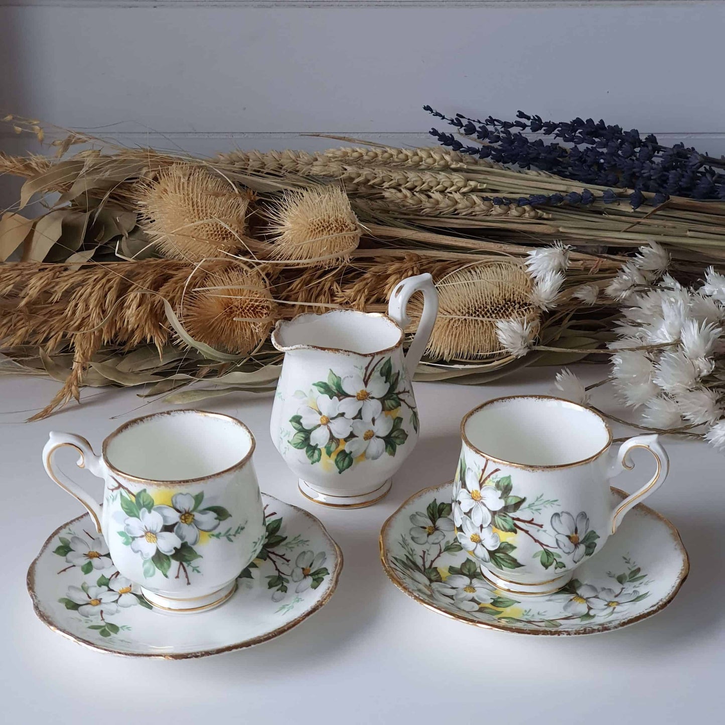 Geurkaarsen gegoten in Royal Albert White Dogwood