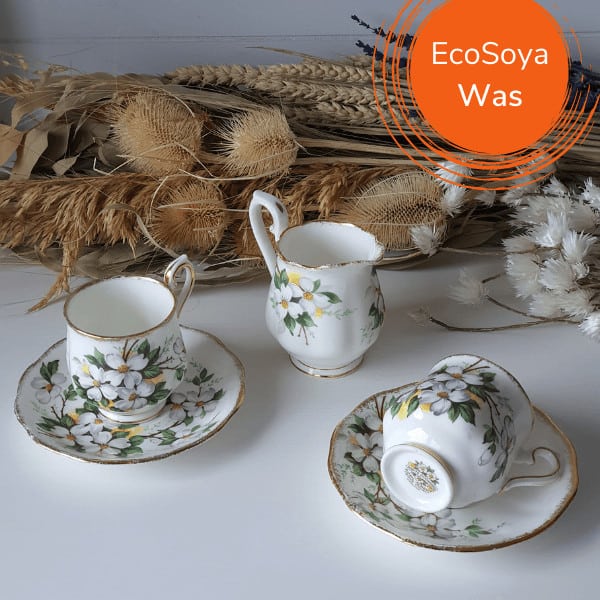 Geurkaarsen gegoten in Royal Albert White Dogwood